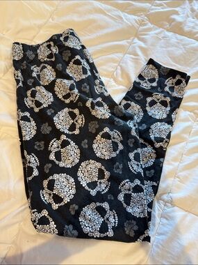No Boundaries Black Leggings with White Floral Skull Pattern